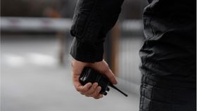 VIDEO Patru oameni din București au avut nevoie de îngrijiri medicale, după ce o femeie i-a mușcat. De la ce a pornit conflictul?
